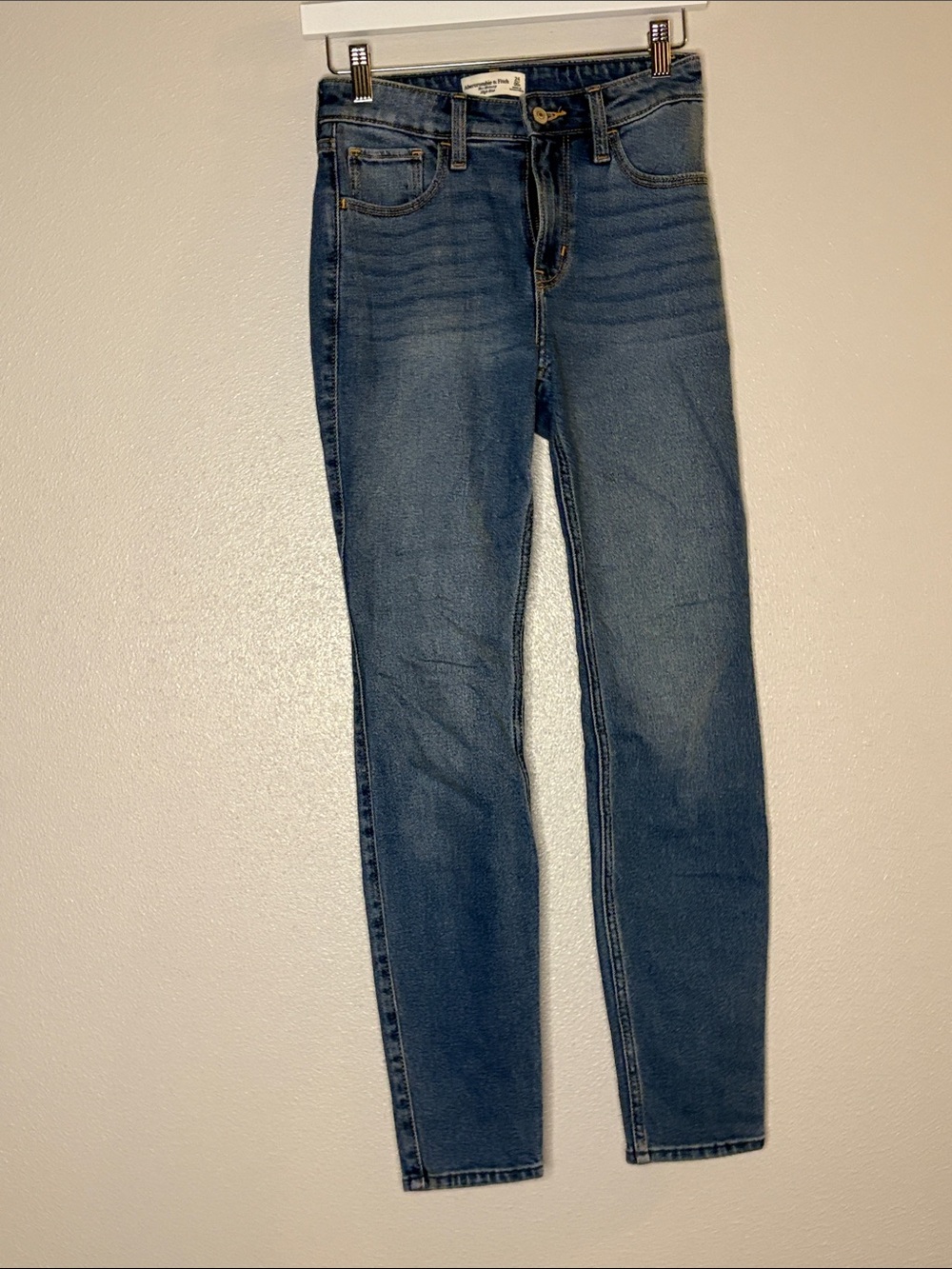 Abercrombie & Fitch High Rise The Skinny Jeans Medium Wash 24 00S